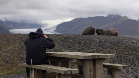 Hombre-Mirando-La-Montaña-Y-El-Glaciar-En-Islandia