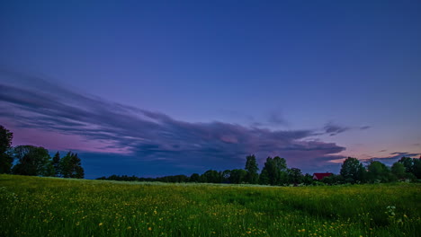 Wolkengebilde,-Während-Ein-Heller-Regenbogen-Bei-Sonnenaufgang-Erscheint---Weitwinkel-Landschaftszeitraffer