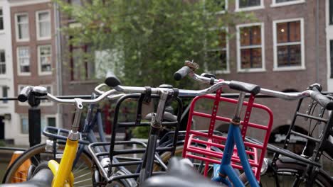 Fahrräder-Auf-Der-Straße-Der-Niederlande-Geparkt