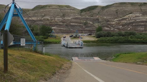 Drumheller,-Alberta,-Kanada---27.-August-2022:-Eine-Der-Wenigen-Noch-In-Betrieb-Befindlichen-Fähren,-Die-Bleriot-fähre,-Befördert-Fahrzeuge-über-Den-Red-Deer-River