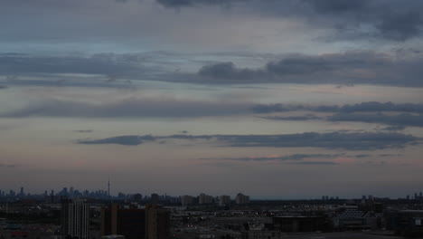 Toronto-Himmel-Wetter-Zeitraffer,-Wolken-ändern-Sich-Im-Laufe-Des-Tages-Auf-Der-Skyline-Der-Stadt,-Tageslicht-Für-Nacht