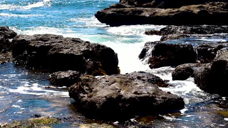 Meeresschaum-Und-Wellen-Schlagen-Gegen-Eine-Felsige-Küste-Im-Pazifischen-Nordwesten