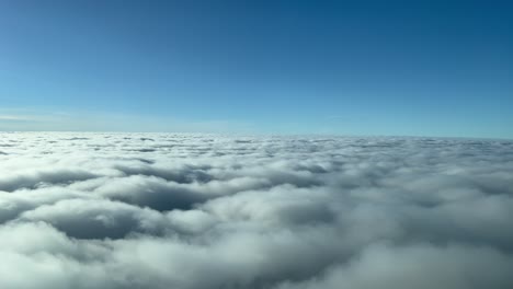 Vista-Aérea-única-Sobrevolando-Un-Manto-De-Nubes-Durante-El-Nivel-De-Crucero-A-10000-Metros-De-Altura