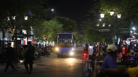 Yogyakarta-Indonesia-18-De-Agosto-De-2022:-Los-Turistas-Disfrutan-De-La-Belleza-De-La-Noche-En-La-Calle-Malioboro
