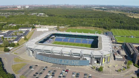 Orbitale-Drohnenaufnahme-über-Dem-Brondby-Stadion,-Dem-Zweitgrößten-Fußballstadion-Dänemarks