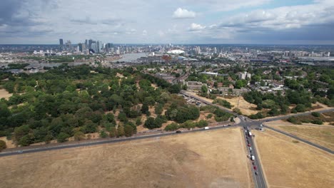 Blackheath-London-Uk-Drohne-Luftaufnahme-Im-Sommer-Dürre-London-Skyline-Im-Hintergrund