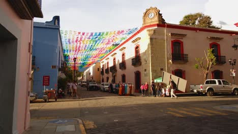 Leute,-Die-Im-Traditionellen-Zentrum-Von-Oaxaca-Mexiko-Koloniale-Bunte-Stadt-Wiphala-Dach-Spazieren-Gehen