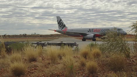 El-Avión-Jetstar-Llega-Al-Remoto-Aeropuerto-Ayers-Rock-En-El-Interior-Australiano