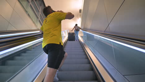 Personas-Subiendo-Escaleras-Mecánicas-En-El-Aeropuerto