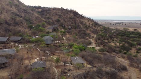 Ein-Atemberaubender-Blick-Auf-Die-Sangaiwe-Tented-Lodge-Mit-Blick-Auf-Den-Beeindruckenden-Tarangire-nationalpark-In-Tansania-In-Nordafrika