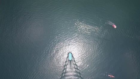 Boot-Auf-Einem-See-Schwimmendes-Drohnenvideo-Von-Oben-Nach-Unten