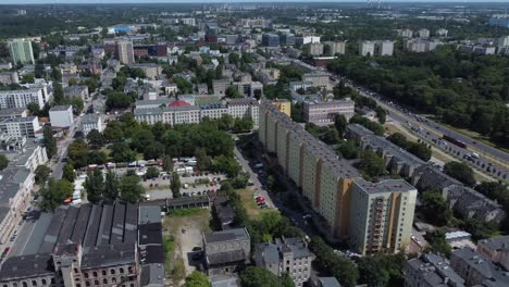 Una-Foto-De-Un-Dron-De-Un-Bloque-De-Apartamentos-En-Lodz,-Polonia