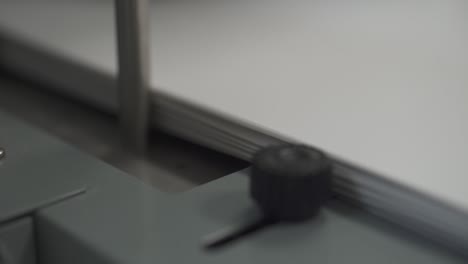 Ein-Industriedrucker-übergibt-Papier-Und-Film