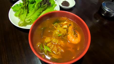 Heiß-Serviertes-Jjampong,-Ein-Koreanisches-Essen,-Nudeln-Mit-Meeresfrüchten