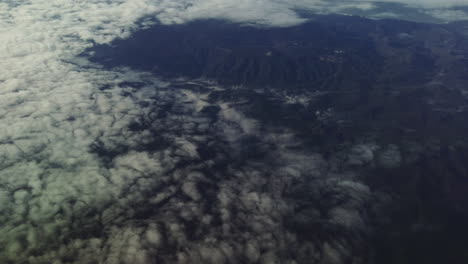 Eine-Filmische-Luftaufnahme-Von-Bergen-Und-Wolken,-Aufgenommen-Aus-Einem-Flugzeug-über-Den-Santa-Cruz-Mountains-In-Kalifornien
