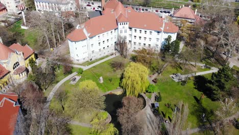 Aerial-Drone-Shot-paning-over-above-Universitatea-Oradea-Campus-with-students