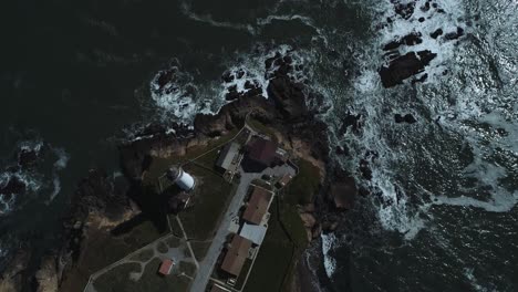 Drohnenaufnahme-Mit-Blick-Auf-Einen-Alten-Kalifornischen-Leuchtturm-An-Der-Küste