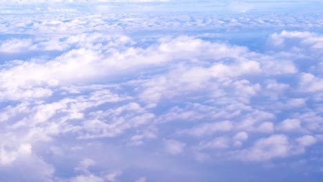 Heller-Und-Schöner-Blauer-Himmellandschaftshintergrund,-Höhere-Flauschige-Bewegungswolken,-Erstaunliches-Baumwollparadies