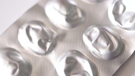Leere-Behälter-Für-Medizinische-Pillen-Auf-Weißem-Hintergrund,-Medizinische-Textur