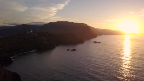 Madeira,-Portugal---Silhouette-Der-Bergkette-Und-Das-Ruhige-Meer-Mit-Einem-Vogel,-Der-Während-Des-Sonnenuntergangs-Fliegt---Atemberaubende-Landschaft---Luftdrohnenaufnahme