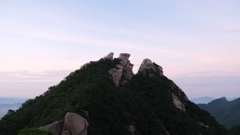 Schöne-Nahaufnahme-Luftaufnahme-Des-Berggipfels-Bukhansan-In-Südkorea