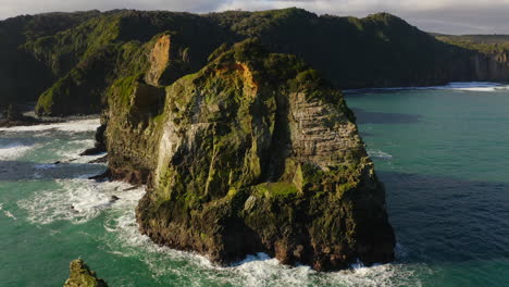 Insel-Und-Schwarze-Felsen-Nehmen-Ein-Video-Mit-Einer-Drohne-Auf