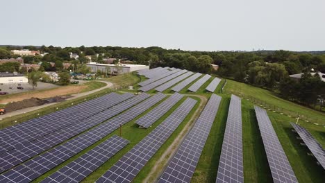 Eine-Rotierende-Ansicht-Von-Sonnenkollektoren-In-Einer-Solarparkanlage