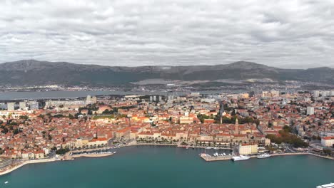 Schöne-Touristische-Küstenstadt-Split,-Kroatien---Luftdrohnenansicht