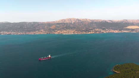 Frachtschiff-An-Der-Kroatischen-Küste,-Die-Die-Adria-überquert