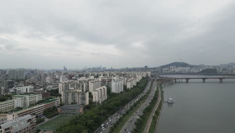 Aerial-shot-slowly-panning-over-Seoul-city-and-Han-River,-South-Korea
