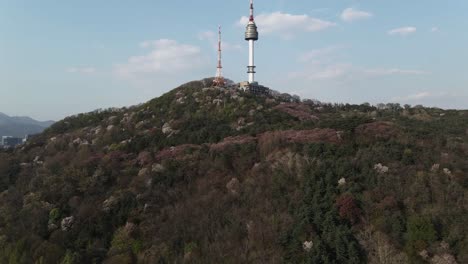 Drone-Aéreo-Tiro-Namsan-Montaña-Y-Torre-De-Seúl-Hermosa-Cinemática,-Corea-Del-Sur