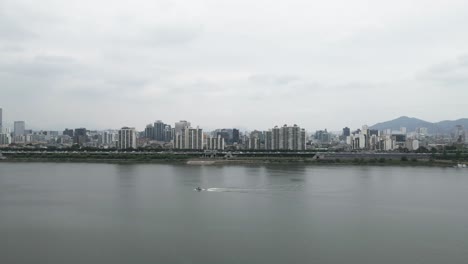 Luftdrohnenschuss,-Der-über-Den-Han-Fluss-In-Richtung-Seoul-City,-Südkorea,-Fliegt