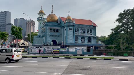 Masjid-Malabar-or-Malabar-Muslim-Jama-Ath-Mosque,-also-known-as-Golden-Dome-Mosque,-downtown-Singapore