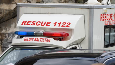 Ambulancia-De-Rescate-Conduciendo-En-Reversa-Atascada-En-Un-Deslizamiento-De-Tierra-En-La-Autopista-Karakoram-En-Pakistán