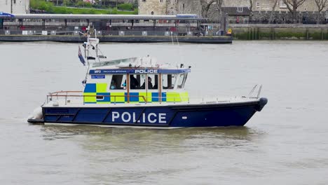 Ein-Polizeiboot-Auf-Der-Themse-In-Der-Nähe-Des-Tower-Of-London-Während-Der-41-Salutschüsse-Zu-Ehren-Des-Verstorbenen-Prinzen-Phillip