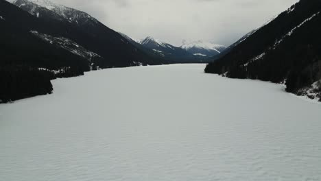 Luftdrohne-über-Dem-Schneebedeckten-Duffey-Lake-In-British-Columbia,-Kanada