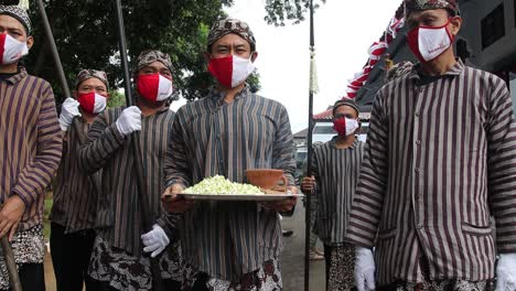 Hombre-Javanés-Quemando-Incienso-Antes-De-La-Procesión-Tradicional,-Batang,-Indonesia,-5-De-Abril-De-2021