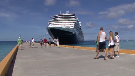 Passengers-of-Nieuw-Amsterdam-cruise-ship-visiting-Grand-Turk-island,-Turks-and-Caicos-Islands