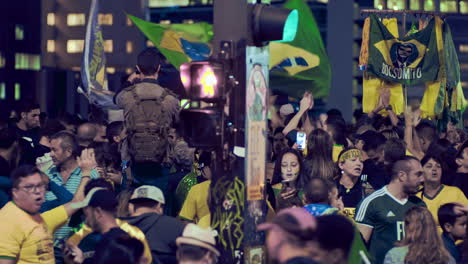 Gruppe-Von-Anhängern-Des-Gewählten-Brasilianischen-Präsidenten-Jair-Messias-Bolsonaro,-Der-2018-Mit-Fahnen-Seinen-Sieg-Auf-Den-Pools-Feiert