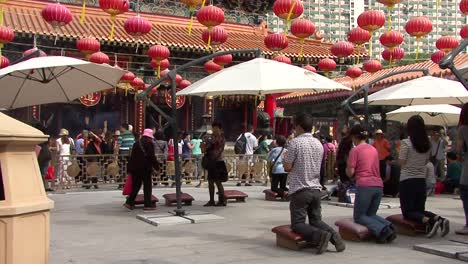 People-praying-at-Wong-Tai-Sin-Temple-in-Hong-Kong,-China