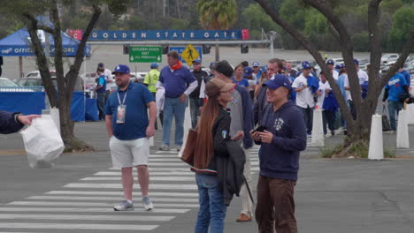 Los-Angeles-Dodgers-En-La-Calle-Entrando-Al-Estadio-De-Los-Dodger-Para-Ver-El-Partido-De-Beisbol