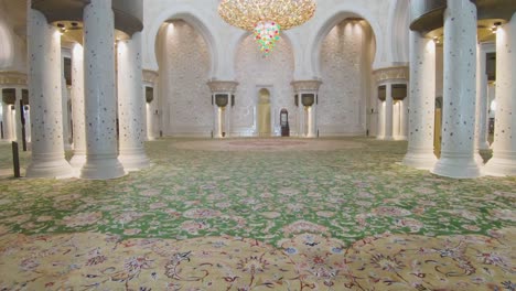 Handmade-carpet-inside-world's-largest-Sheikh-Zayed-Grand-Mosque,-UAE