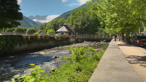 Ein-Fluss-In-Bagnères-de-luchon-In-Den-Französischen-Pyrenäen