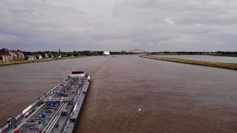 Antenne-über-Dem-Fluss-Noord-Mit-Einem-Schiff-Der-MS-Viststar,-Das-An-Einem-Anderen-Vorbeifährt