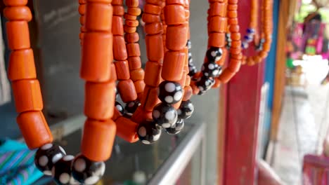 Timoresische-Traditionelle-Orangefarbene-Halsketten-Souvenirgeschenke-Zum-Verkauf-Auf-Dem-Lokalen-Markt-Während-Einer-Pandemie-In-Dili,-Timor-Leste,-Südostasien