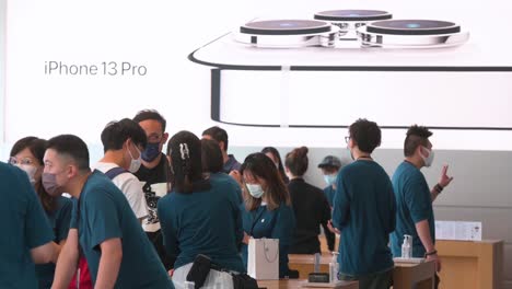 Se-Ve-A-Los-Clientes-Comprando-Productos-De-La-Marca-Apple-En-Una-Tienda-Apple-Durante-El-Día-Del-Lanzamiento-De-Los-Nuevos-Teléfonos-Inteligentes-De-La-Serie-Iphone-13-En-Hong-Kong