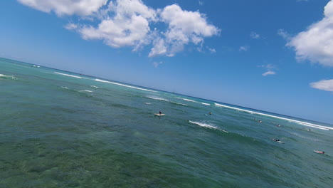 Surfen-Auf-Den-Wellen-Von-Waikiki---Zeitlupendrohne,-Die-über-Surfer-Vor-Der-Küste-Von-Oahu-Geschossen-Wurde