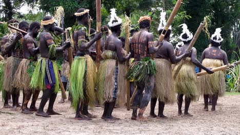 Bougainville-traditional-cultural-performance,-dance-and-music-with-bamboo-instruments-by-men-and-women-at-heritage-culture-festival-in-Bougainville,-Papua-New-Guinea