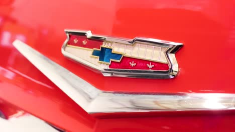 Chevrolet-Logo-on-front-of-a-1958-Vintage-Chevy-Impala-Coupe---Close-up