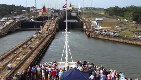 Kreuzfahrtschiff,-Das-Die-Gatun-Schleusen-Am-Panamakanal-Betritt